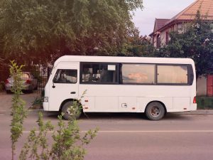 Jak wybrać dobrą firmę, która oferuje transport osób pod wskazany adres?